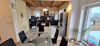 Obývací pokoj s kuchyní - Prodej domu 137 m², Jedovnice