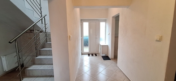 Chodba - vstupní dveře - Prodej domu 137 m², Jedovnice