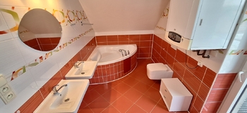 Koupelna s WC a balkonem - Prodej domu 137 m², Jedovnice