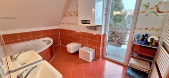 Koupelna s WC a balkonem - Prodej domu 137 m², Jedovnice