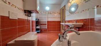 Koupelna s WC a balkonem - Prodej domu 137 m², Jedovnice