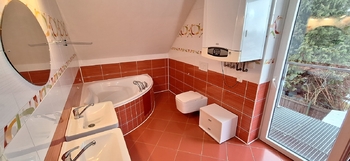 Koupelna s WC a balkonem - Prodej domu 137 m², Jedovnice