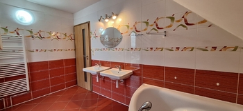 Koupelna s WC a balkonem - Prodej domu 137 m², Jedovnice