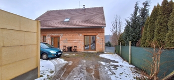 Pohled na dům ze přední strany - Prodej domu 137 m², Jedovnice