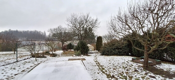 Pohled na zahradu z terasy - Prodej domu 137 m², Jedovnice