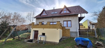 Pohled na dům ze zahrady - Prodej domu 137 m², Jedovnice
