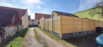 Průjezd od domu na ulici - Prodej domu 137 m², Jedovnice