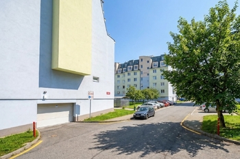 Vjezd do garáží - Pronájem bytu 2+kk v družstevním vlastnictví 48 m², Praha 4 - Chodov