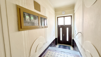 Vchod do domu - Prodej bytu 2+1 v osobním vlastnictví 83 m², Kladno