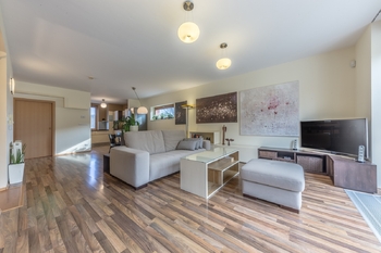 Obývací pokoj - Prodej domu 160 m², Praha 9 - Hloubětín