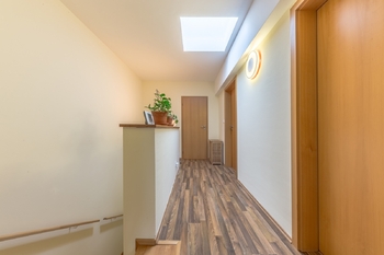 Schodiště - Prodej domu 160 m², Praha 9 - Hloubětín