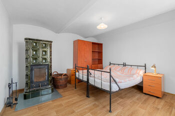 Ložnice v přízemí - Prodej domu 90 m², Manětín