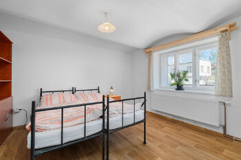 Ložnice v přízemí - Prodej domu 90 m², Manětín