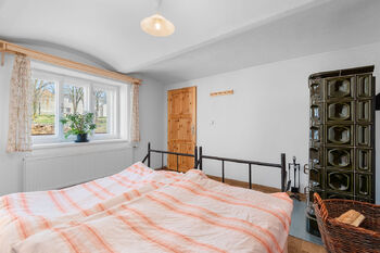 Ložnice v přízemí - Prodej domu 90 m², Manětín