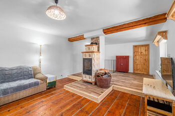 Obývací pokoj v patře - Prodej domu 90 m², Manětín