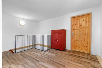 Obývací pokoj v patře - Prodej domu 90 m², Manětín