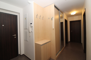 chodba bytu - Pronájem bytu 2+kk v osobním vlastnictví 85 m², Praha 8 - Libeň