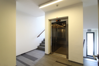 chodba domu - Pronájem bytu 2+kk v osobním vlastnictví 85 m², Praha 8 - Libeň