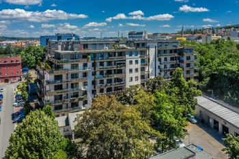 pohled na dům - Pronájem bytu 2+kk v osobním vlastnictví 85 m², Praha 8 - Libeň
