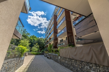 vnitroblok domu - Pronájem bytu 2+kk v osobním vlastnictví 85 m², Praha 8 - Libeň