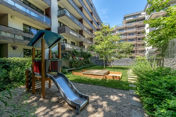 vnitroblok domu - Pronájem bytu 2+kk v osobním vlastnictví 85 m², Praha 8 - Libeň