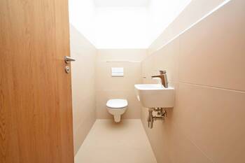 Samostatná toaleta. - Pronájem bytu 3+kk v osobním vlastnictví 87 m², Praha 9 - Střížkov