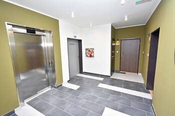 Chodba před bytem, výtah. - Pronájem bytu 3+kk v osobním vlastnictví 87 m², Praha 9 - Střížkov