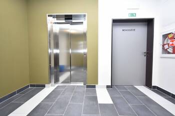 Chodba před bytem, výtah. - Pronájem bytu 3+kk v osobním vlastnictví 87 m², Praha 9 - Střížkov