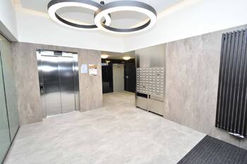 Vstupní chodba do domu, výtah a schodiště. - Pronájem bytu 3+kk v osobním vlastnictví 87 m², Praha 9 - Střížkov