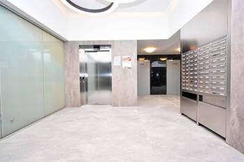 Vstupní chodba do domu, výtah a schodiště. - Pronájem bytu 3+kk v osobním vlastnictví 87 m², Praha 9 - Střížkov