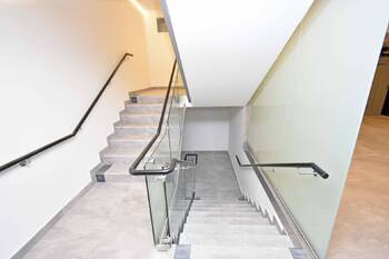 Vstupní chodba do domu, výtah a schodiště. - Pronájem bytu 3+kk v osobním vlastnictví 87 m², Praha 9 - Střížkov