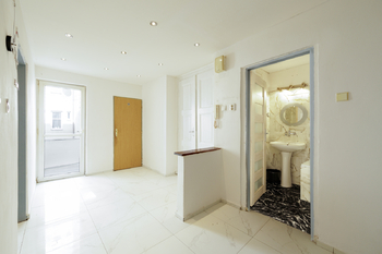 Prostorná vstupní hala - Prodej bytu 3+1 v osobním vlastnictví 63 m², Čáslav