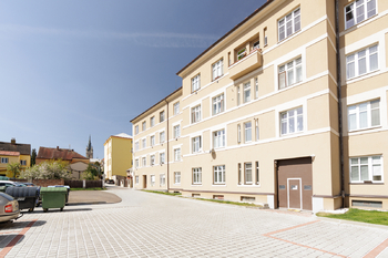 Před domem je parkování - Prodej bytu 3+1 v osobním vlastnictví 63 m², Čáslav