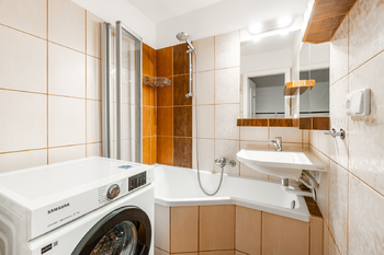 Koupelna - Pronájem bytu 3+kk v osobním vlastnictví 55 m², Praha 8 - Karlín