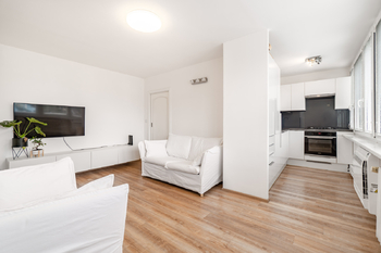 Obývací pokoj - Pronájem bytu 3+kk v osobním vlastnictví 55 m², Praha 8 - Karlín 