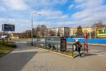 Autobusová a tramvajová zastávka Hloubětín - Prodej bytu 3+1 v osobním vlastnictví 73 m², Praha 9 - Hloubětín