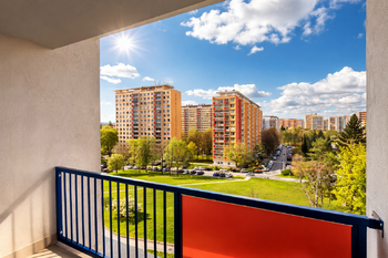 Výhled z balkonu - Pronájem bytu 3+1 v osobním vlastnictví 73 m², Praha 8 - Kobylisy