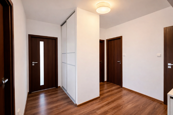 Chodba- vstup do bytu - Pronájem bytu 3+1 v osobním vlastnictví 73 m², Praha 8 - Kobylisy