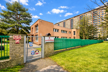 Školka před domem - Pronájem bytu 3+1 v osobním vlastnictví 73 m², Praha 8 - Kobylisy