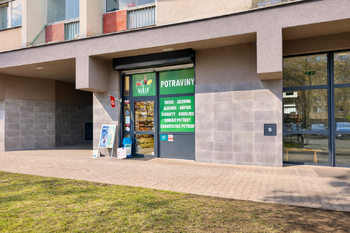 Potraviny před domem - Pronájem bytu 3+1 v osobním vlastnictví 73 m², Praha 8 - Kobylisy