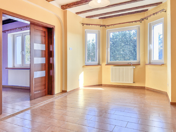 Aktuální stav a vybavení domu bez homestagingu - Prodej domu 238 m², Příchovice