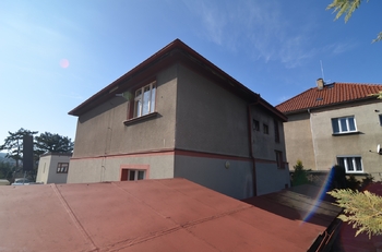 pohled na dům ze zahrady , horní patro - Prodej domu 74 m², Praha 4 - Modřany