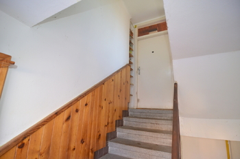 schodiště k hornímu bytu, uzamykatelný vstup - Prodej domu 74 m², Praha 4 - Modřany