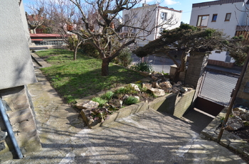 předzahrádka a vstup na pozemek - Prodej domu 74 m², Praha 4 - Modřany