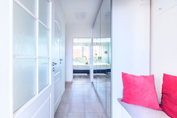 Předsíň je zařízena velkou vestavěnou skříní - Prodej bytu 2+kk v osobním vlastnictví 56 m², Praha 5 - Hlubočepy