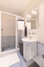 Koupelna se sprchovým koutem  - Prodej bytu 2+kk v osobním vlastnictví 56 m², Praha 5 - Hlubočepy