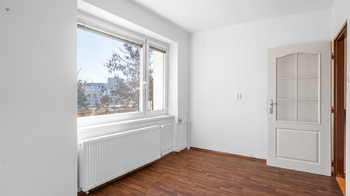 Dětský pokoj 2 - Prodej bytu 2+1 v osobním vlastnictví 72 m², Stráž pod Ralskem