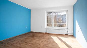 Obývací pokoj 2 - Prodej bytu 2+1 v osobním vlastnictví 72 m², Stráž pod Ralskem