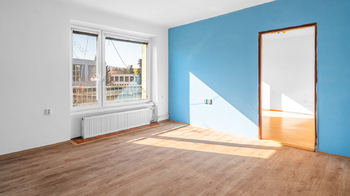 Obývací pokoj 3 - Prodej bytu 2+1 v osobním vlastnictví 72 m², Stráž pod Ralskem