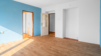 Obývací pokoj 4 - Prodej bytu 2+1 v osobním vlastnictví 72 m², Stráž pod Ralskem